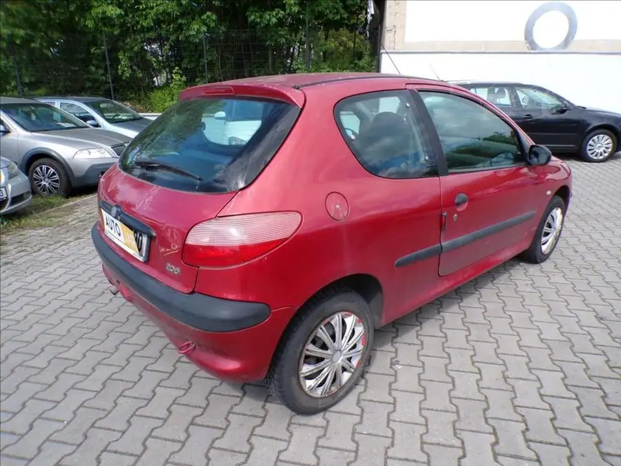 Peugeot 206 1,1 i — Zezadu zleva