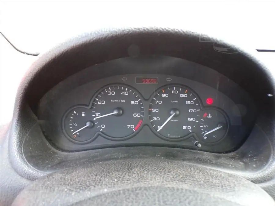 Peugeot 206 1,1 i — Interiér — palubní deska