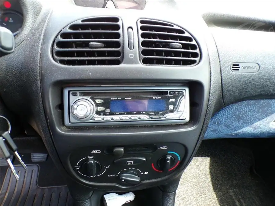 Peugeot 206 1,1 i — Přístrojový štít se stavem tachometru