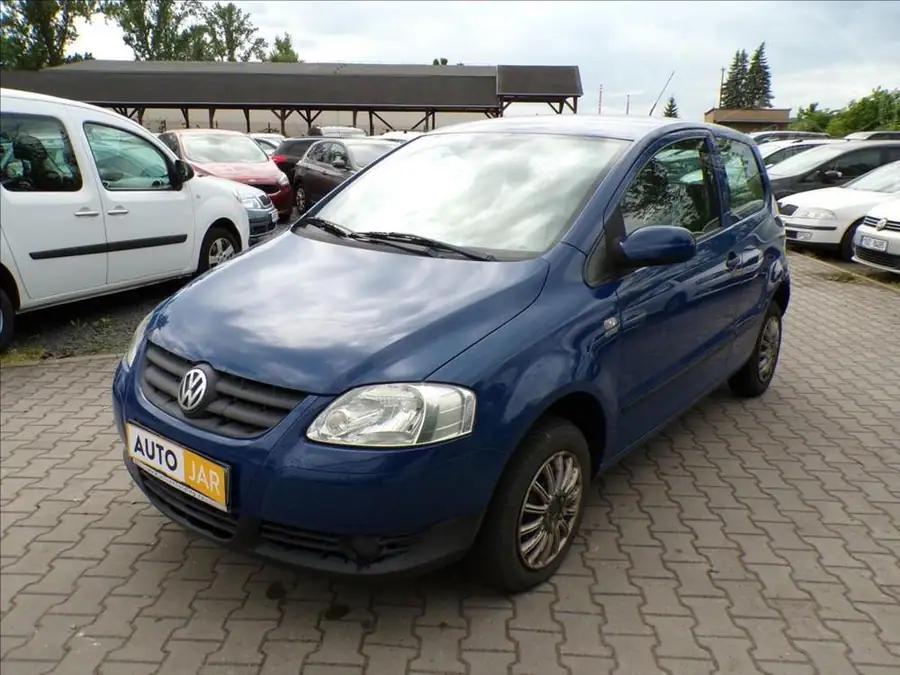 Volkswagen Fox 1,2 i  KLIMA — Zepředu zblízka