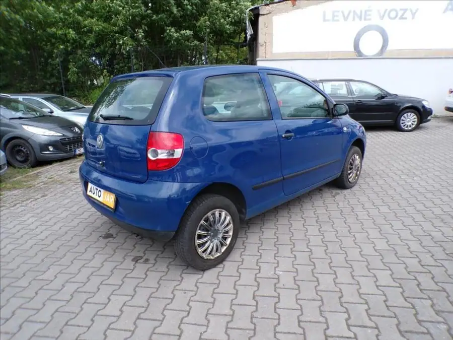 Volkswagen Fox 1,2 i  KLIMA — Zezadu zleva