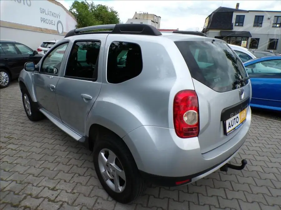 Dacia Duster 1,6 16V  TAŽNÉ ZAŘÍZENÍ, LPG — Zezadu zprava
