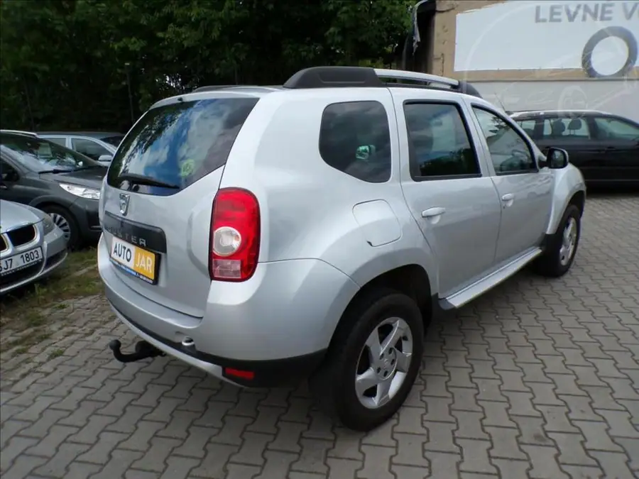 Dacia Duster 1,6 16V  TAŽNÉ ZAŘÍZENÍ, LPG — Zezadu zleva