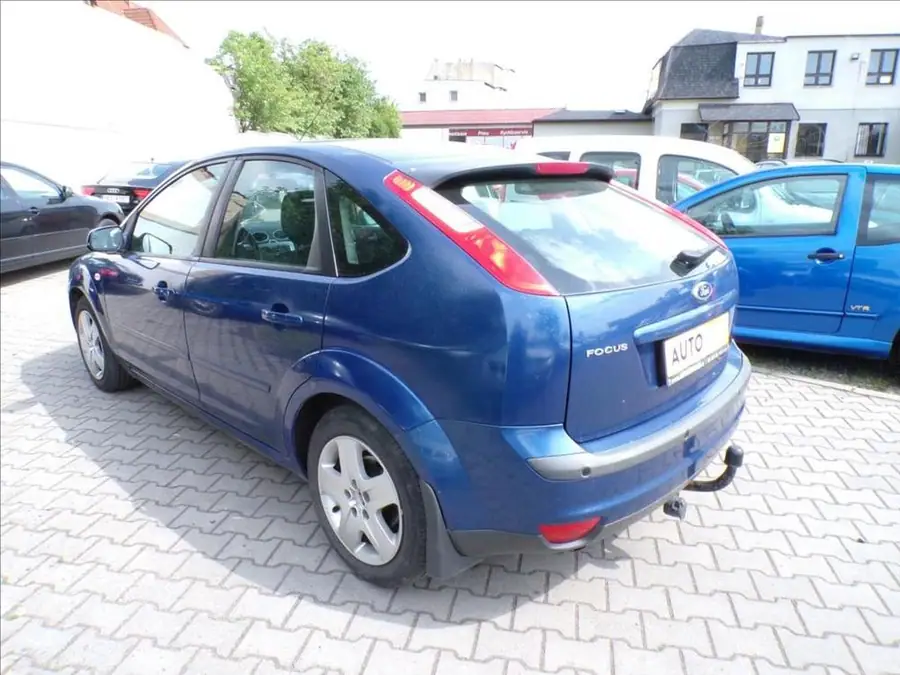 Ford Focus 1,6 16V  TAŽNÉ ZAŘÍZENÍ — Zezadu zprava