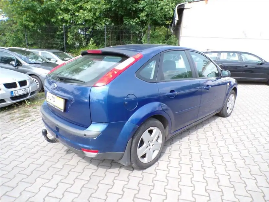 Ford Focus 1,6 16V  TAŽNÉ ZAŘÍZENÍ — Zezadu zleva