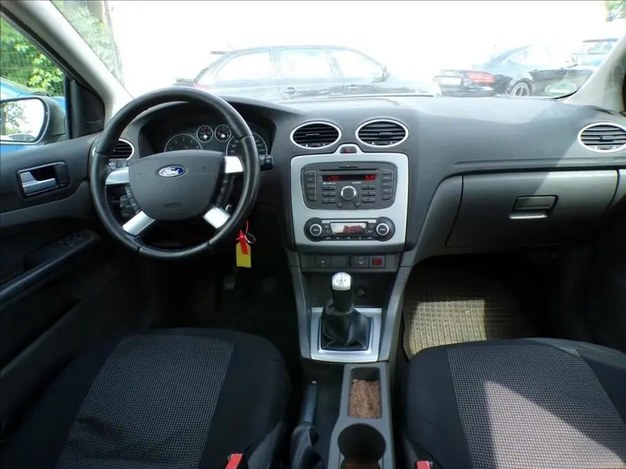 Ford Focus 1,6 16V  TAŽNÉ ZAŘÍZENÍ — Interiér — palubní deska