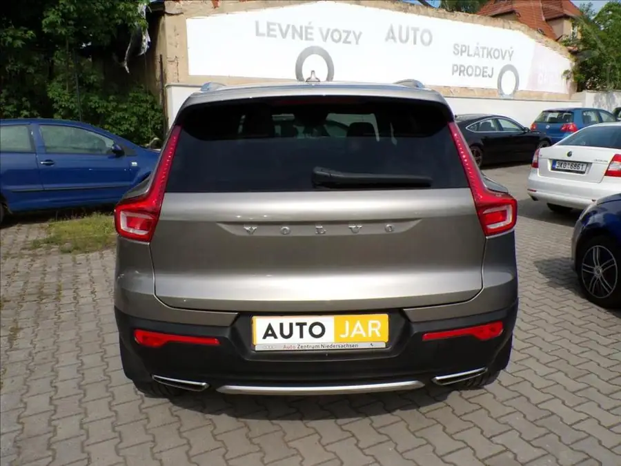 Volvo XC40 2,0 D3  INSCRIPTION — Zezadu zleva