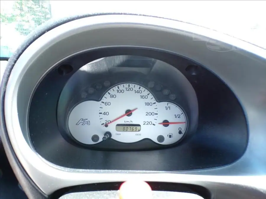 Ford Ka 1,3 i  KLIMA,POSILOVAČ ŘÍZENÍ — Interiér — palubní deska