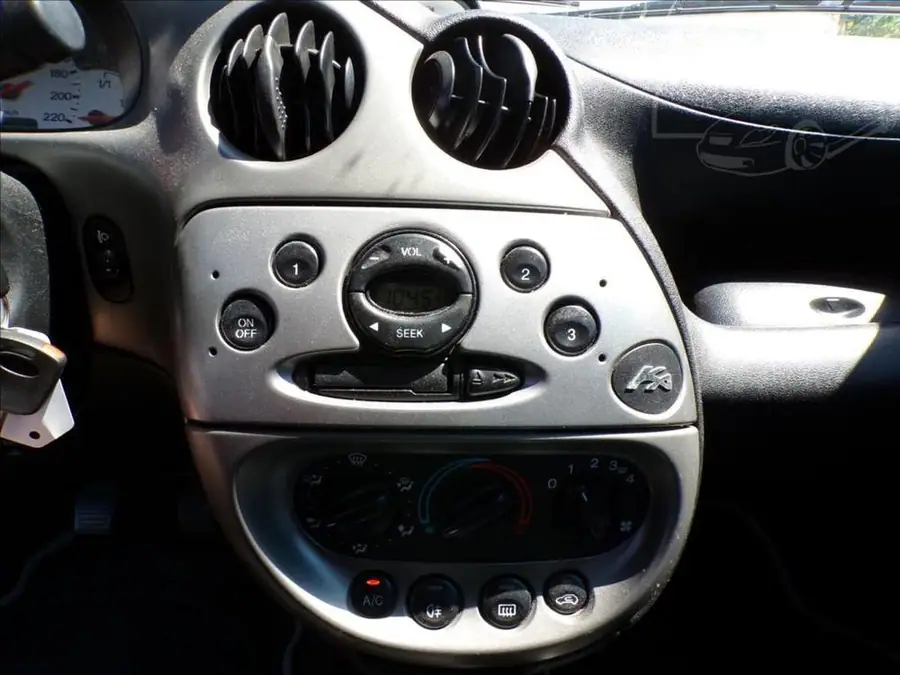 Ford Ka 1,3 i  KLIMA,POSILOVAČ ŘÍZENÍ — Přístrojový štít se stavem tachometru