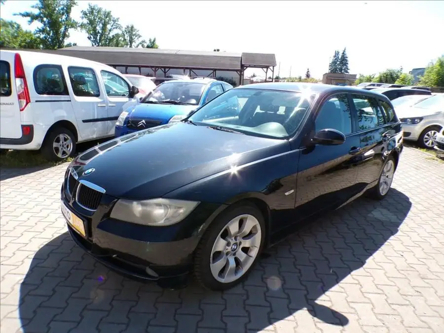 BMW 2,0 320D — Zepředu zblízka