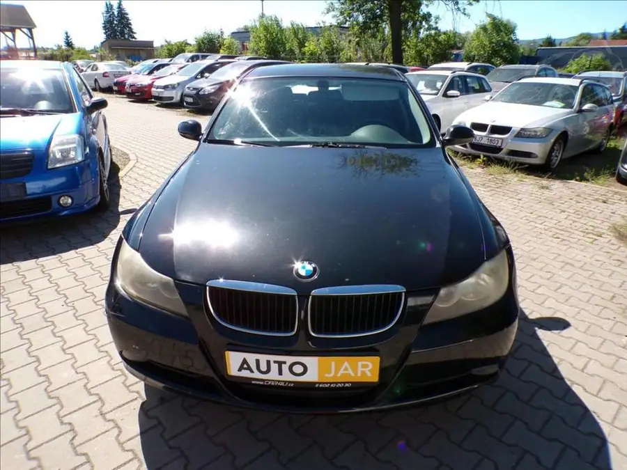 BMW 2,0 320D — Čelní pohled