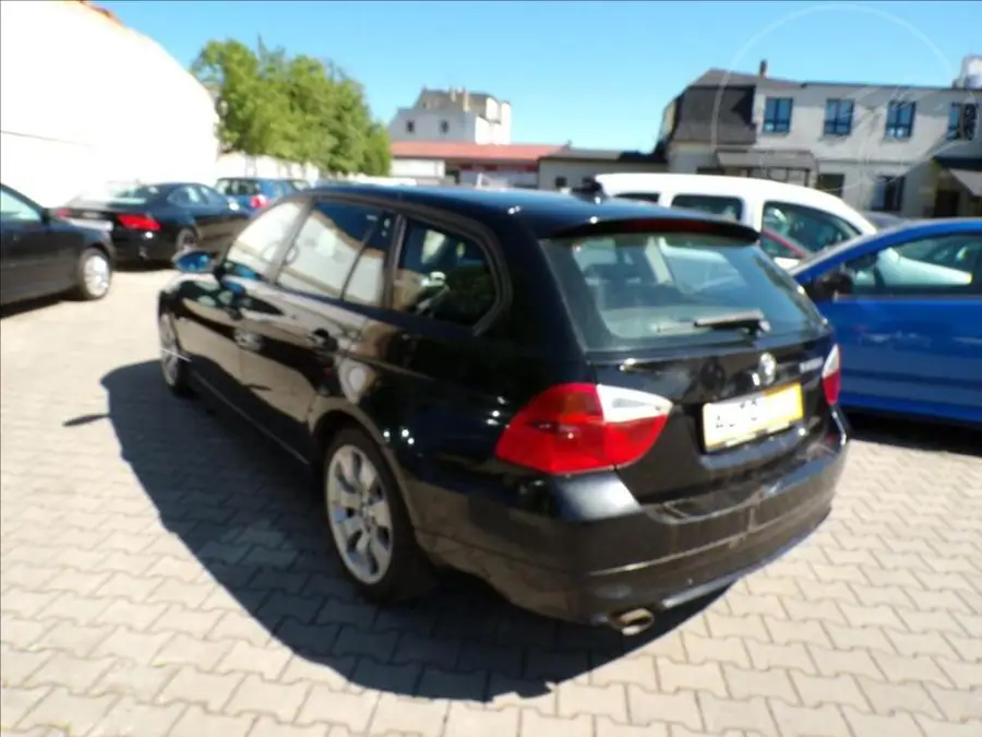 BMW 2,0 320D — Zezadu zprava