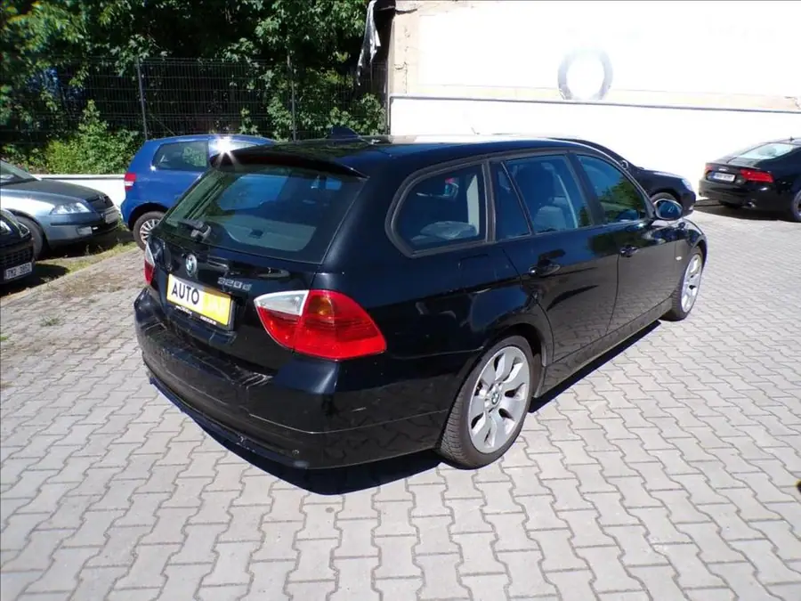 BMW 2,0 320D — Zezadu zleva