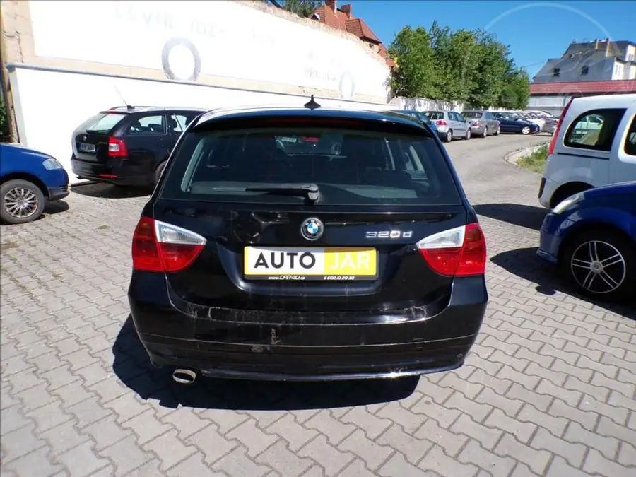 BMW 2,0 320D — Zadní pohled