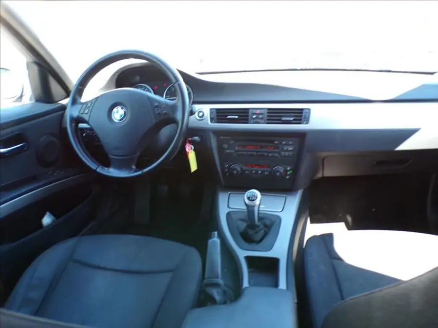 BMW 2,0 320D — Interiér — palubní deska