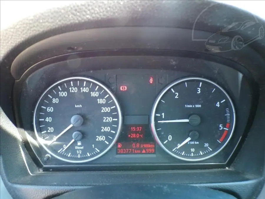 BMW 2,0 320D — Přístrojový štít se stavem tachometru