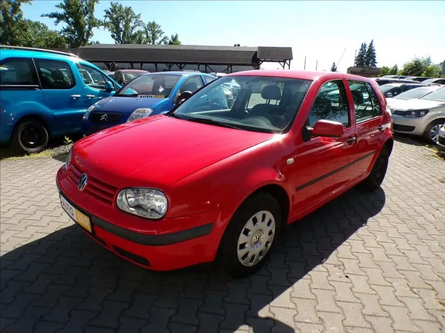 Volkswagen Golf 1,4 16V  TAŽNÉ ZAŘÍZENÍ,KAMERA — Zepředu zblízka