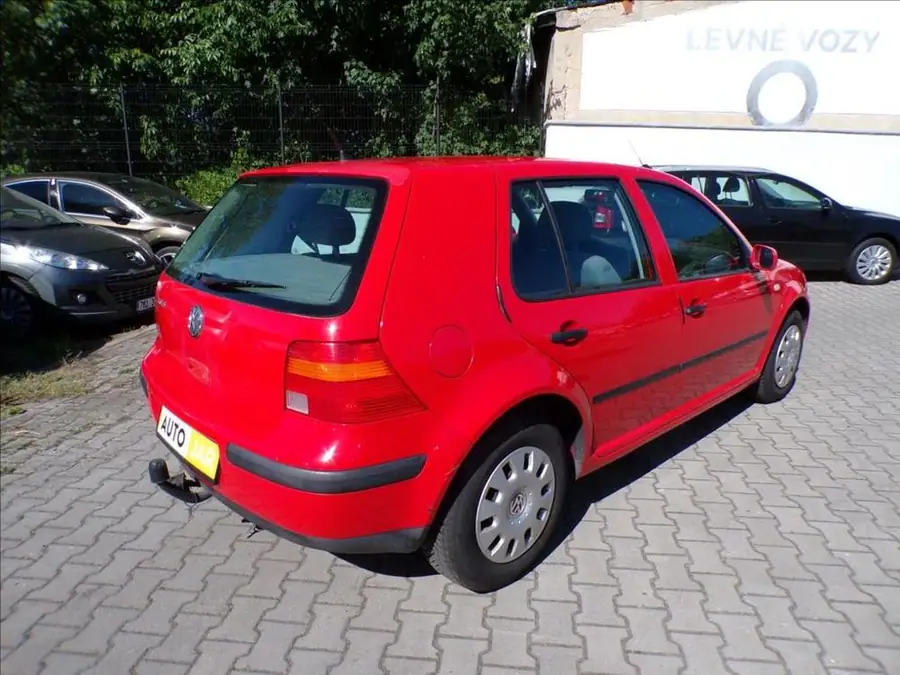 Volkswagen Golf 1,4 16V  TAŽNÉ ZAŘÍZENÍ,KAMERA — Zezadu zleva