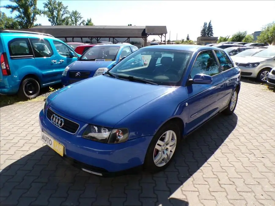 Audi A3 1,6 i  ALU KOLA — Zepředu zblízka