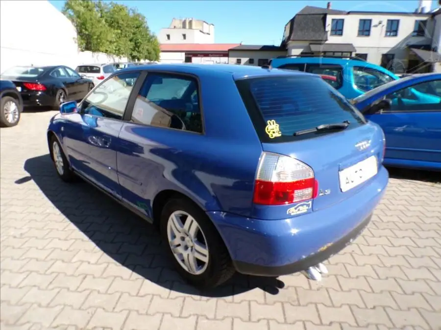 Audi A3 1,6 i  ALU KOLA — Zezadu zprava