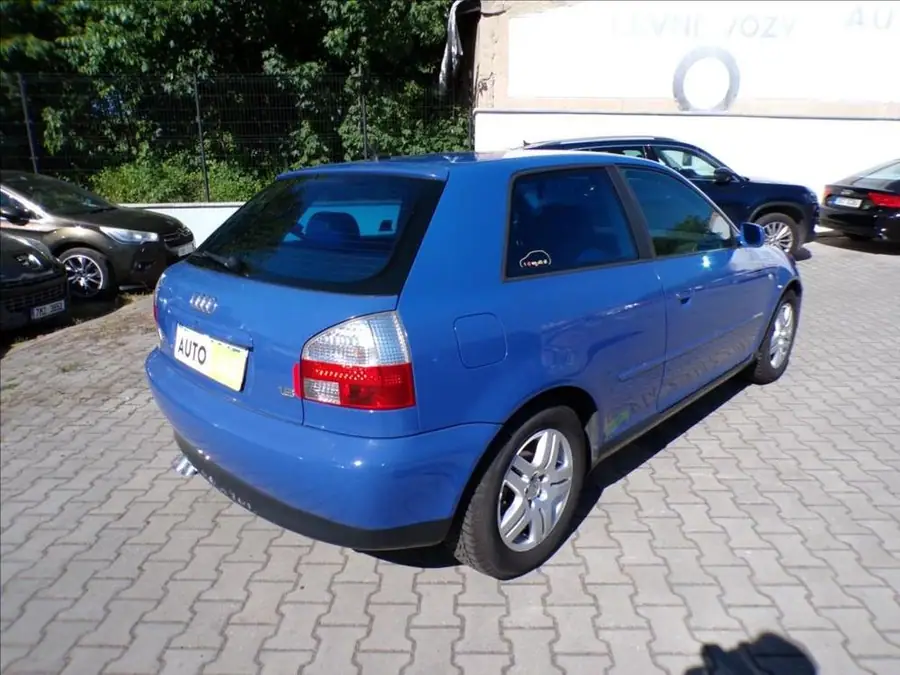Audi A3 1,6 i  ALU KOLA — Zezadu zleva