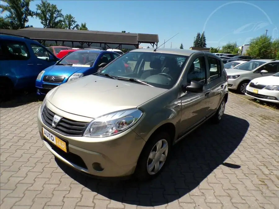 Dacia Sandero 1,2 16V  KLIMA,1.MAJITEL — Zepředu zblízka
