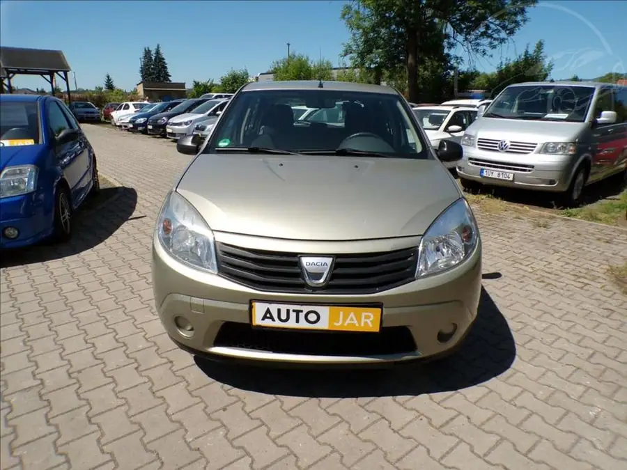 Dacia Sandero 1,2 16V  KLIMA,1.MAJITEL — Čelní pohled