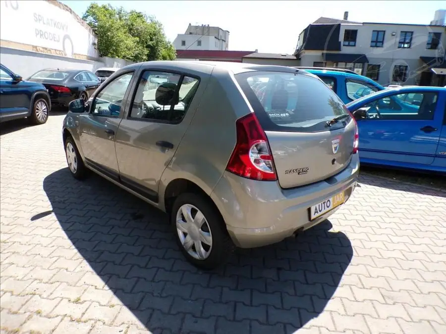 Dacia Sandero 1,2 16V  KLIMA,1.MAJITEL — Zezadu zprava