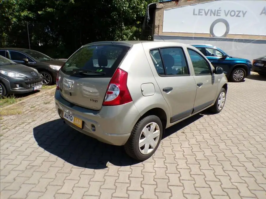 Dacia Sandero 1,2 16V  KLIMA,1.MAJITEL — Zezadu zleva