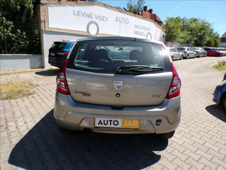Dacia Sandero 1,2 16V  KLIMA,1.MAJITEL — Zadní pohled