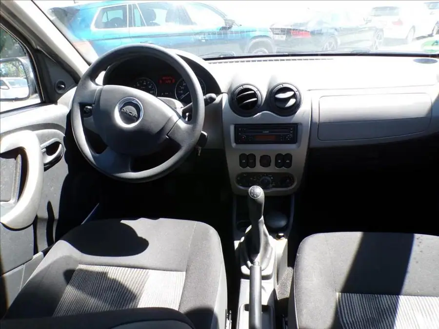 Dacia Sandero 1,2 16V  KLIMA,1.MAJITEL — Interiér — palubní deska