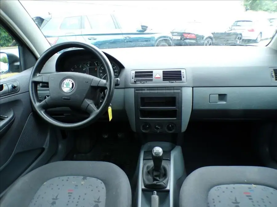 Škoda Fabia 1,4 MPI  STŘEŠNÍ NOSIČ — Interiér — palubní deska