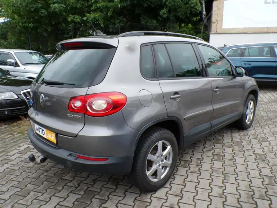 Volkswagen Tiguan 2,0 TDI  4MOTION,TAŽ.ZAŘ. — Zezadu zprava