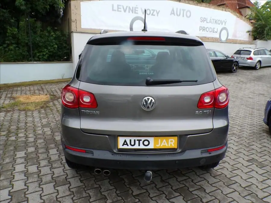Volkswagen Tiguan 2,0 TDI  4MOTION,TAŽ.ZAŘ. — Zezadu zleva