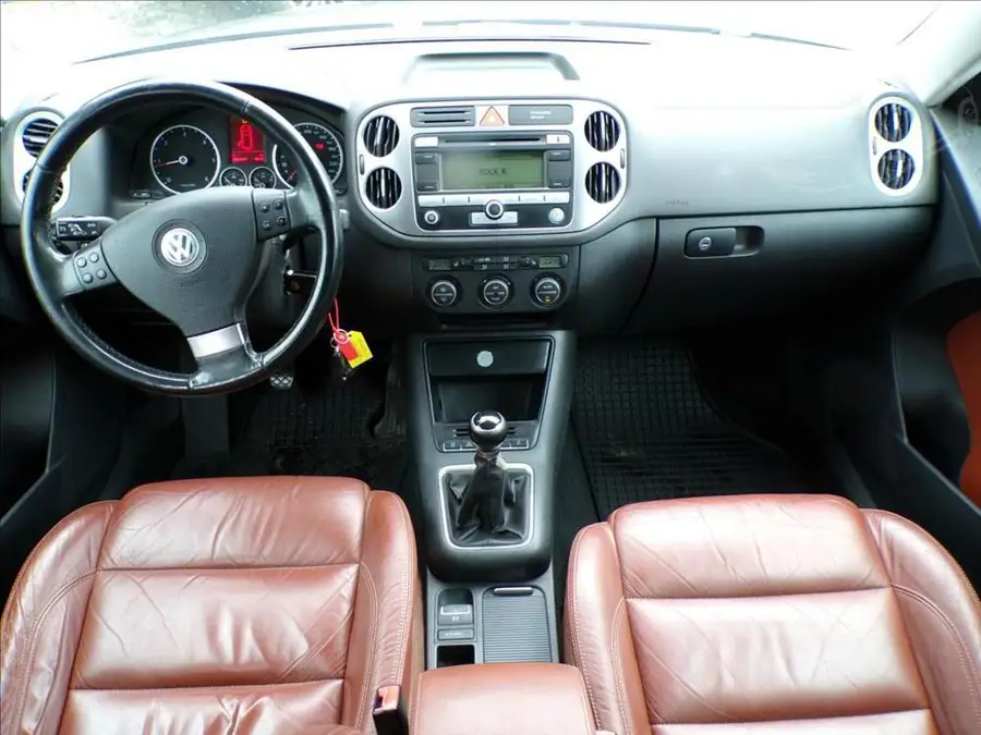 Volkswagen Tiguan 2,0 TDI  4MOTION,TAŽ.ZAŘ. — Interiér — palubní deska