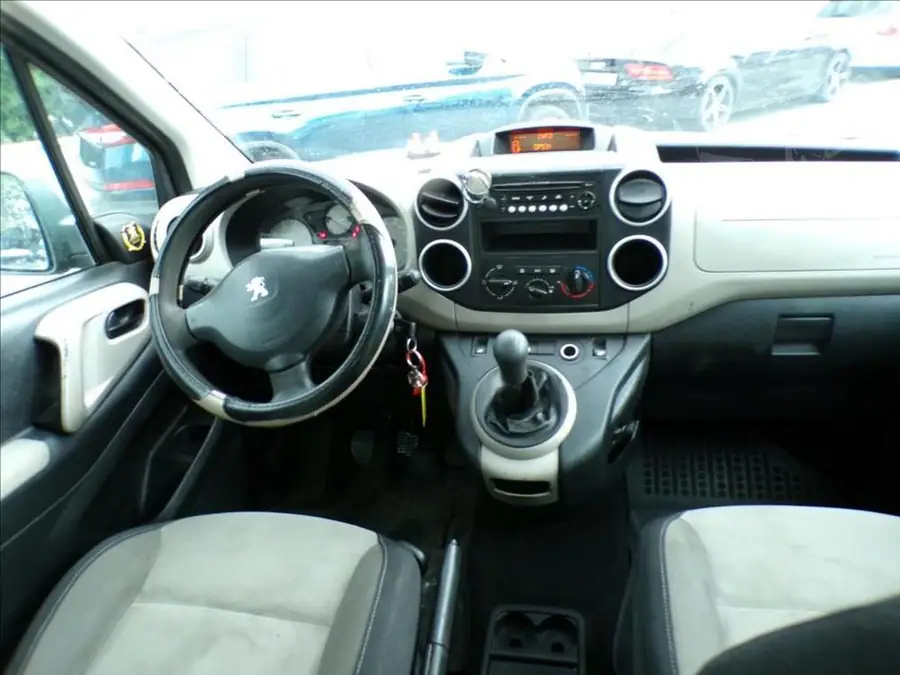 Peugeot Partner 1,6 HDI — Interiér — palubní deska