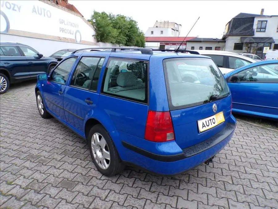 Volkswagen Golf 2,0 i  TAŽNÉ ZAŘÍZENÍ — Zezadu zprava