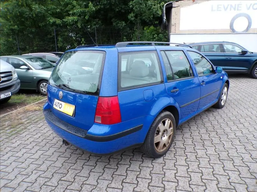 Volkswagen Golf 2,0 i  TAŽNÉ ZAŘÍZENÍ — Zezadu zleva