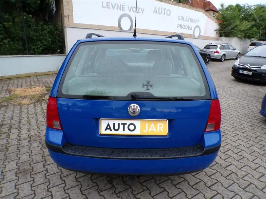 Volkswagen Golf 2,0 i  TAŽNÉ ZAŘÍZENÍ — Zadní pohled