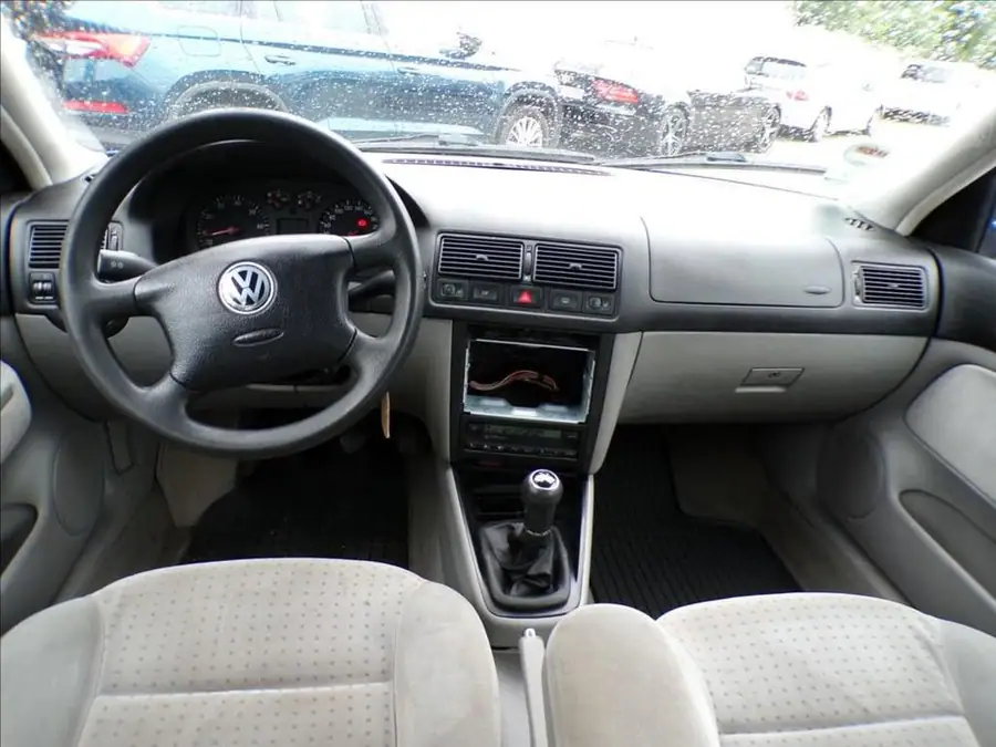 Volkswagen Golf 2,0 i  TAŽNÉ ZAŘÍZENÍ — Interiér — palubní deska