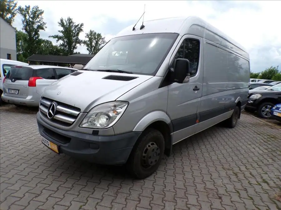 Mercedes-Benz Sprinter AUTOMAT 3,0  519 CDI — Zepředu zblízka