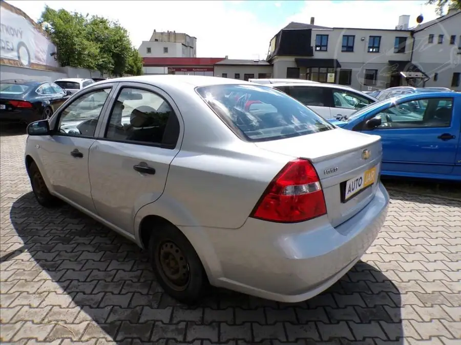 Chevrolet Aveo 1,2 i  NOVÁ SPOJKA — Zezadu zprava