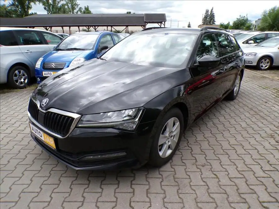 Škoda Superb 2,0 TDI  NAVIGACE — Zepředu zblízka