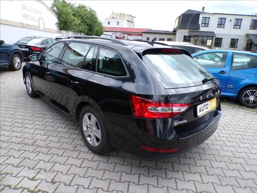 Škoda Superb 2,0 TDI  NAVIGACE — Zezadu zprava