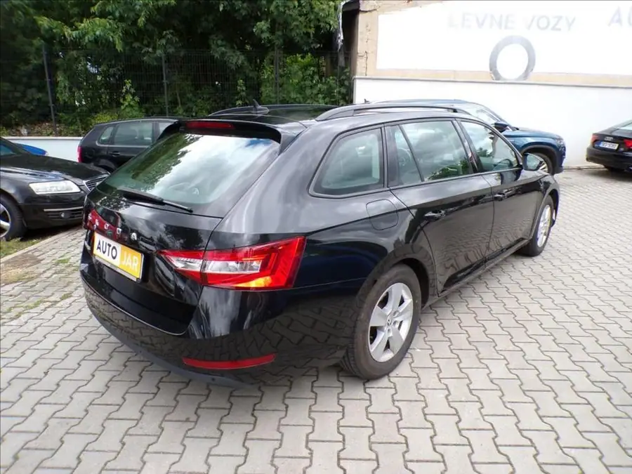Škoda Superb 2,0 TDI  NAVIGACE — Zezadu zleva