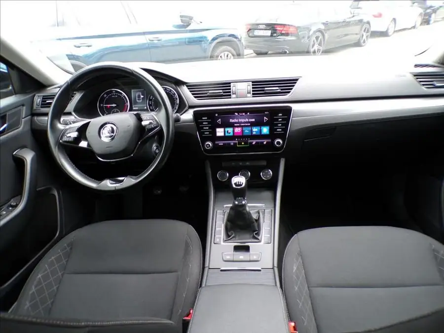 Škoda Superb 2,0 TDI  NAVIGACE — Interiér — palubní deska