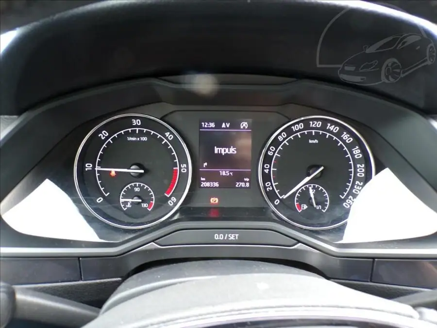Škoda Superb 2,0 TDI  NAVIGACE — Přístrojový štít se stavem tachometru
