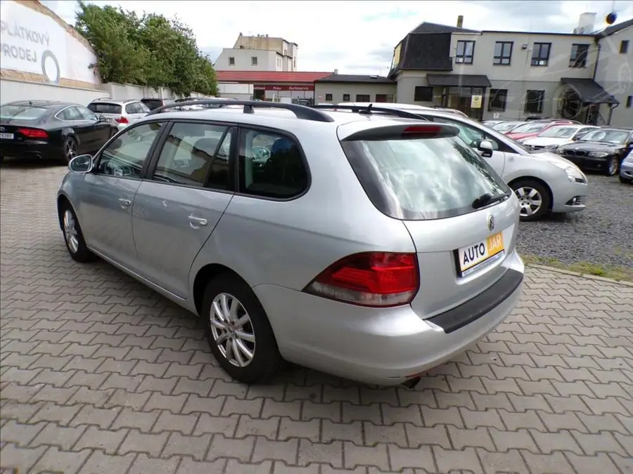 Volkswagen Golf 1,6 TDI — Čelní pohled