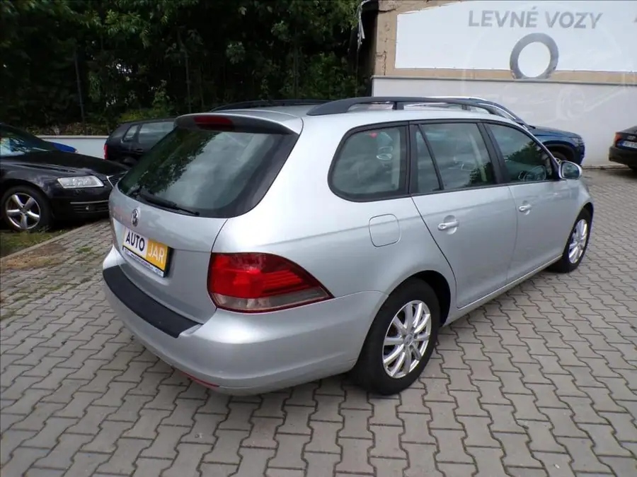 Volkswagen Golf 1,6 TDI — Zezadu zprava