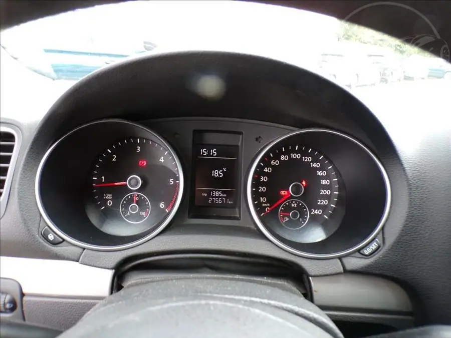 Volkswagen Golf 1,6 TDI — Interiér — palubní deska